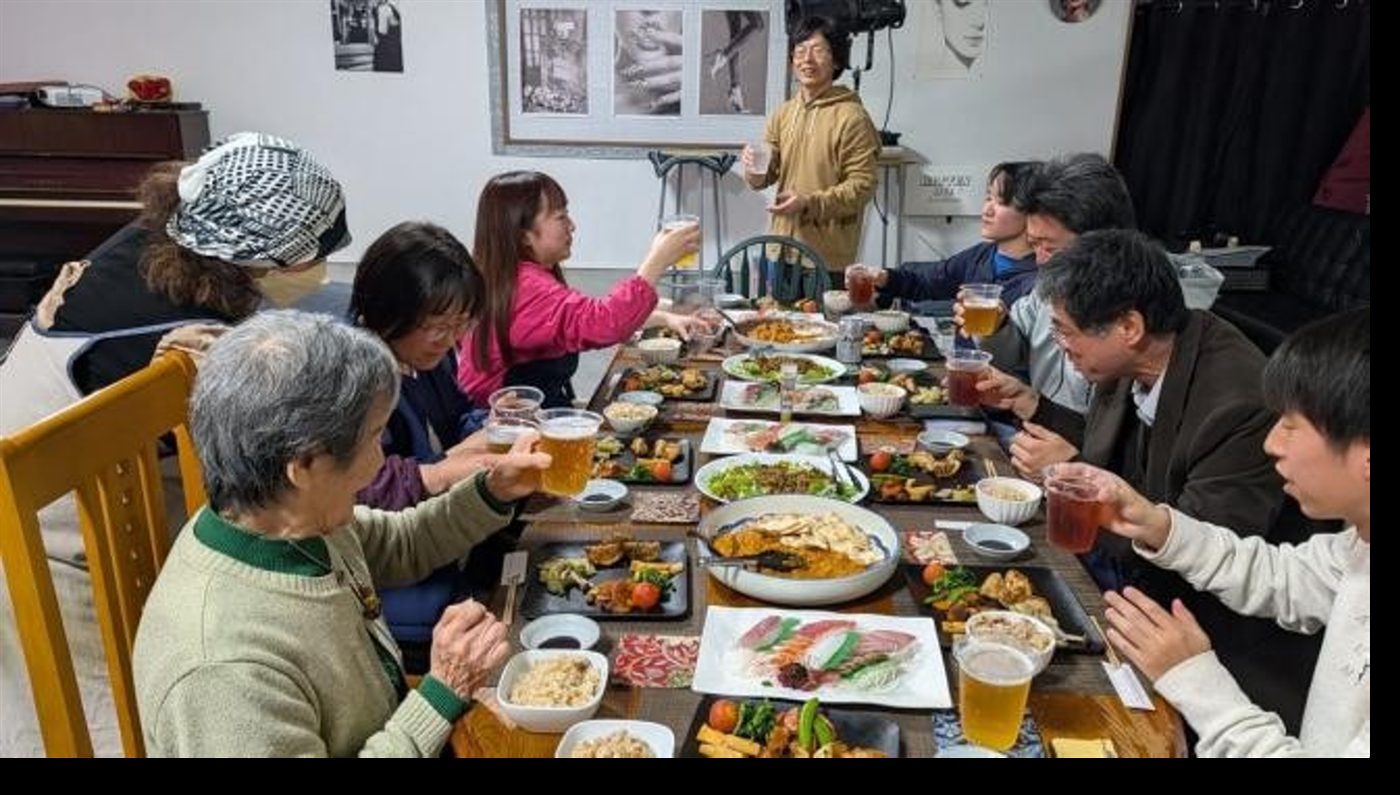 みんなで食卓を囲む